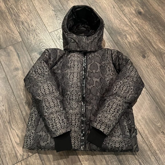 NEW🖤💚VARLEY Dorothy Snake Ski Jacket in Mono Boa size $600 sold out online - Picture 2 of 14